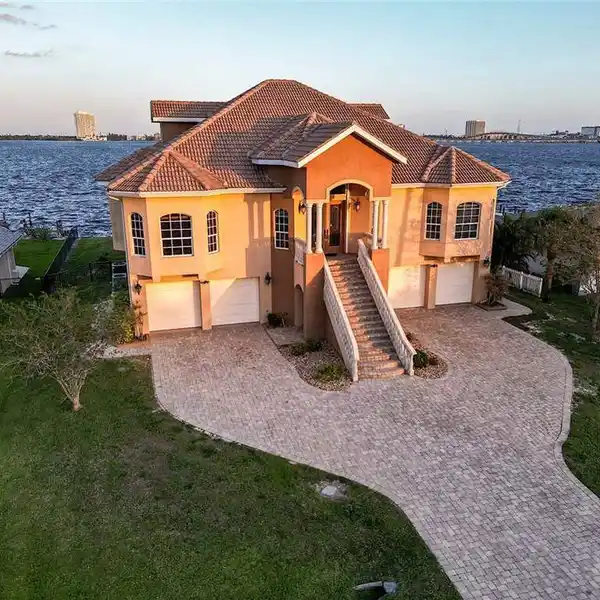 RIVERSIDE RETREAT ESTATE
