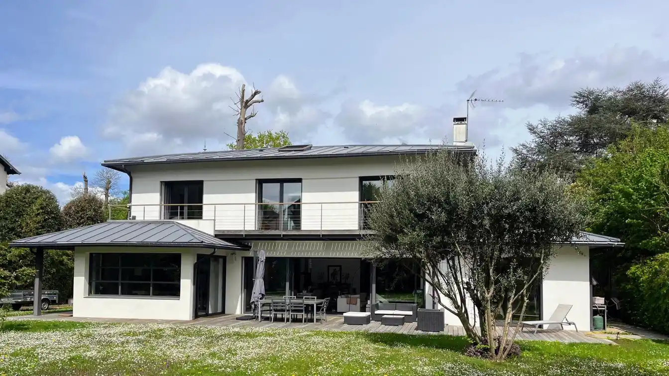 Contemporary Villa with Garden