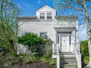 Captivating Hamptons Cottage in the Charming Village of Sag Harbor
