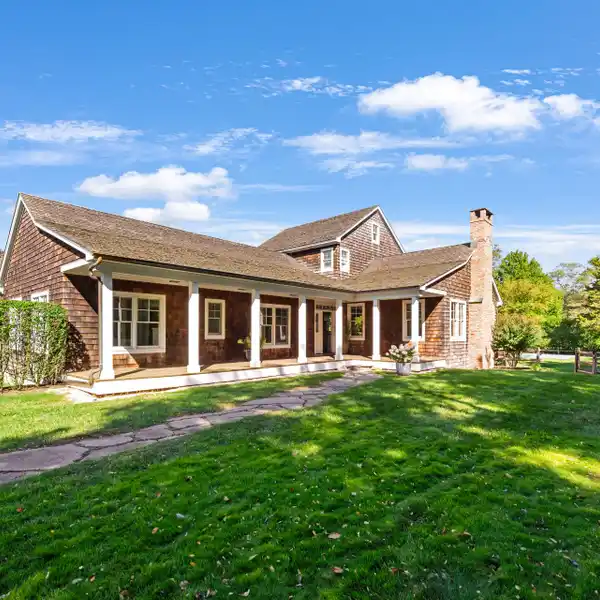 CHARM AND ELEGANCE IN THE HISTORIC WHALING VILLAGE