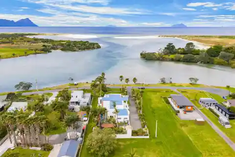 Substantial Coastal Home in a Prime Location