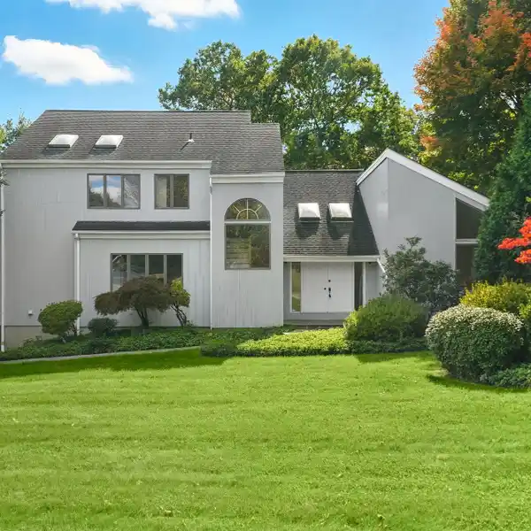 STUNNING CONTEMPORARY HOME WITH VIEWS