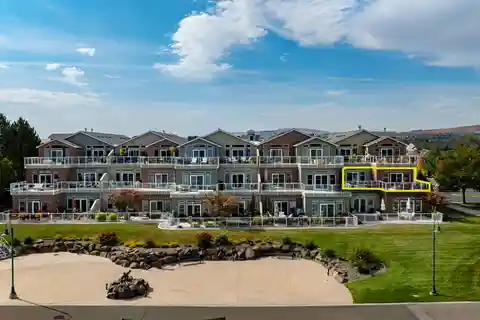 Single-Level End Unit Condo in the Moorings at Columbia Point