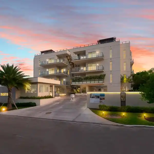 LUXURY CONDO ON PARADISE ISLAND