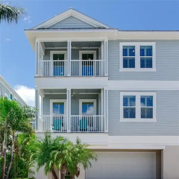 COASTAL LIVING WITH RELAXED LUXURY