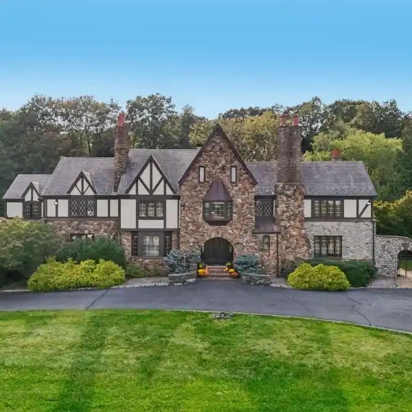 EXCEPTIONAL ESTATE ON 1.34 PARK-LIKE ACRES