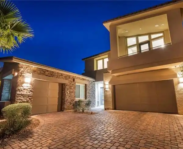 SLEEK ESTATE IN THE PRESTIGIOUS PEAKS COMMUNITY