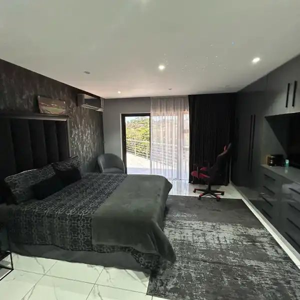 MODERN MASTERPIECE IN THE PRESTIGIOUS SHEFFIELD BEACH AREA