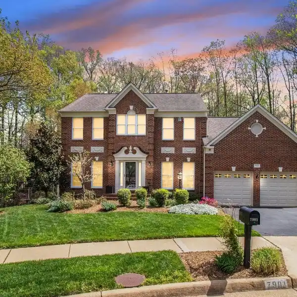 TURNKEY HOME IN SOUGHT-AFTER BARRINGTON