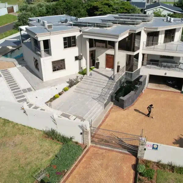 MODERN MASTERPIECE IN THE PRESTIGIOUS SHEFFIELD BEACH AREA