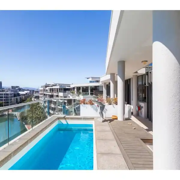 THE PINNACLE OF MARINA LUXURY LIVING