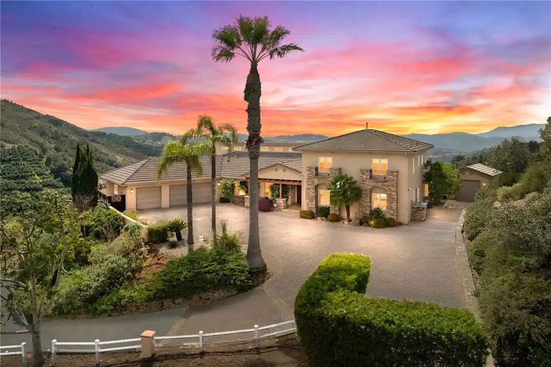 Stunning De Luz Estate with Panoramic Views