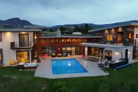 Expansive Private Retreat