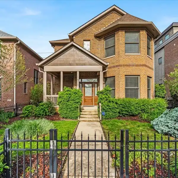 LUXE LIVING STEPS FROM DOWNTOWN’S BEST
