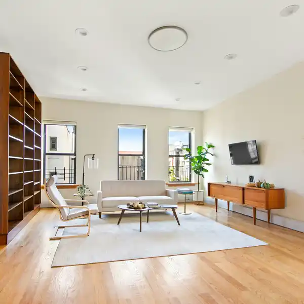 SPACIOUS AND SUNNY DUPLEX