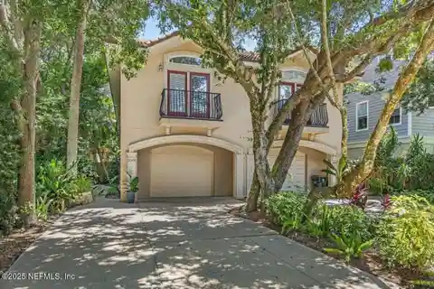 Wonderful Townhouse One Block to the Ocean