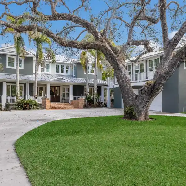 AN UNMATCHED COMBINATION OF LUXURY AND COMFORT