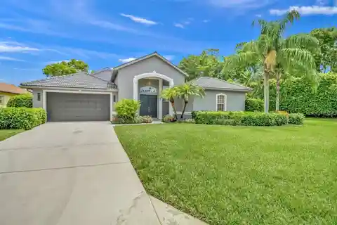Luxurious Home in Sought-after Wilshire Lakes