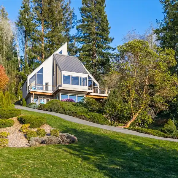 UPDATED GEM IN A DESIRABLE COMMUNITY