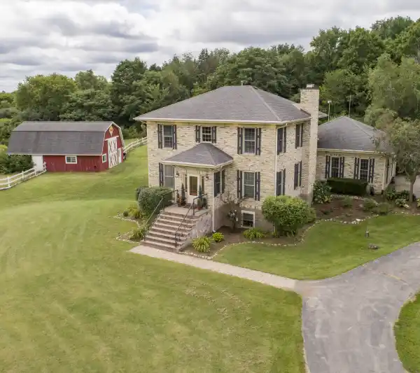 BEAUTIFUL HOBBY FARM ON NEARLY SEVEN ACRES