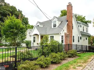 Sun-Filled Westover Gem Near Metro & Park