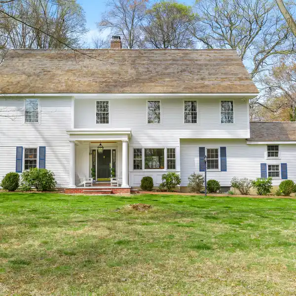 UPDATED COLONIAL BLENDING CHARM WITH MODERN LIVING