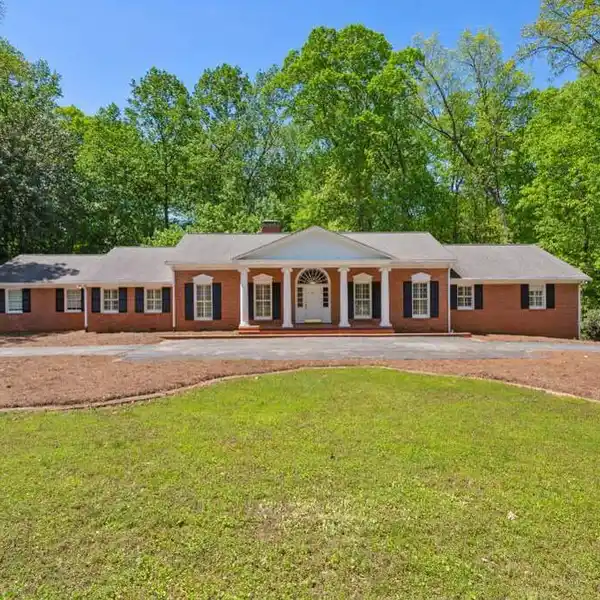 CHARMING RANCH IN COVETED KINGSWOOD