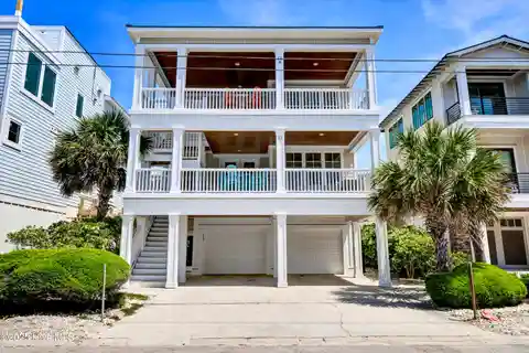Gorgeous Top Floor Condo One Back from the Ocean