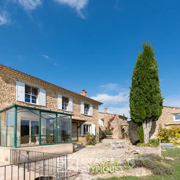INSPIRING HOME ON A HILL IN THE HEART OF VINEYARDS