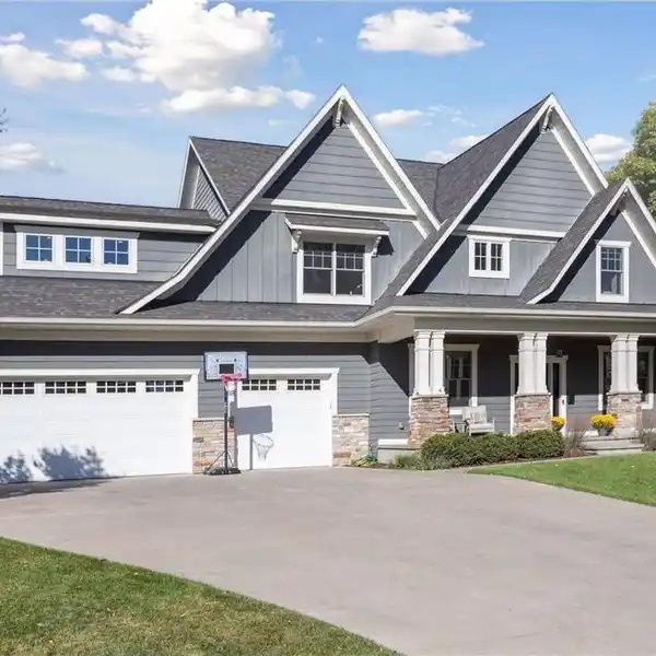 BEAUTIFUL SPACIOUS HOME IN DESIRABLE HIGHLANDS
