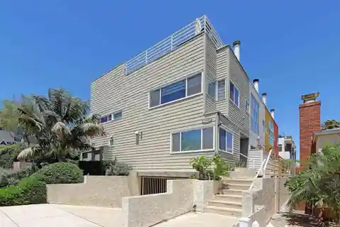 Tri-Level Townhome with Panoramic Bay Views