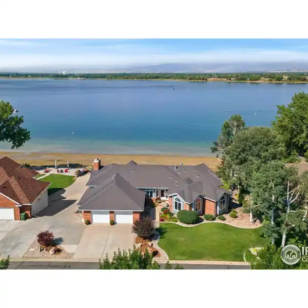 VERSATILE HOME WITH PANORAMIC VIEWS OVER THE WATER