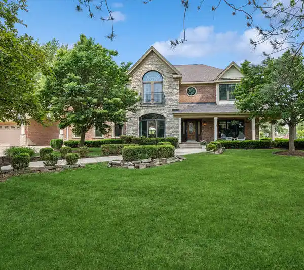 EXQUISITE HOME IN PRIME LOCATION