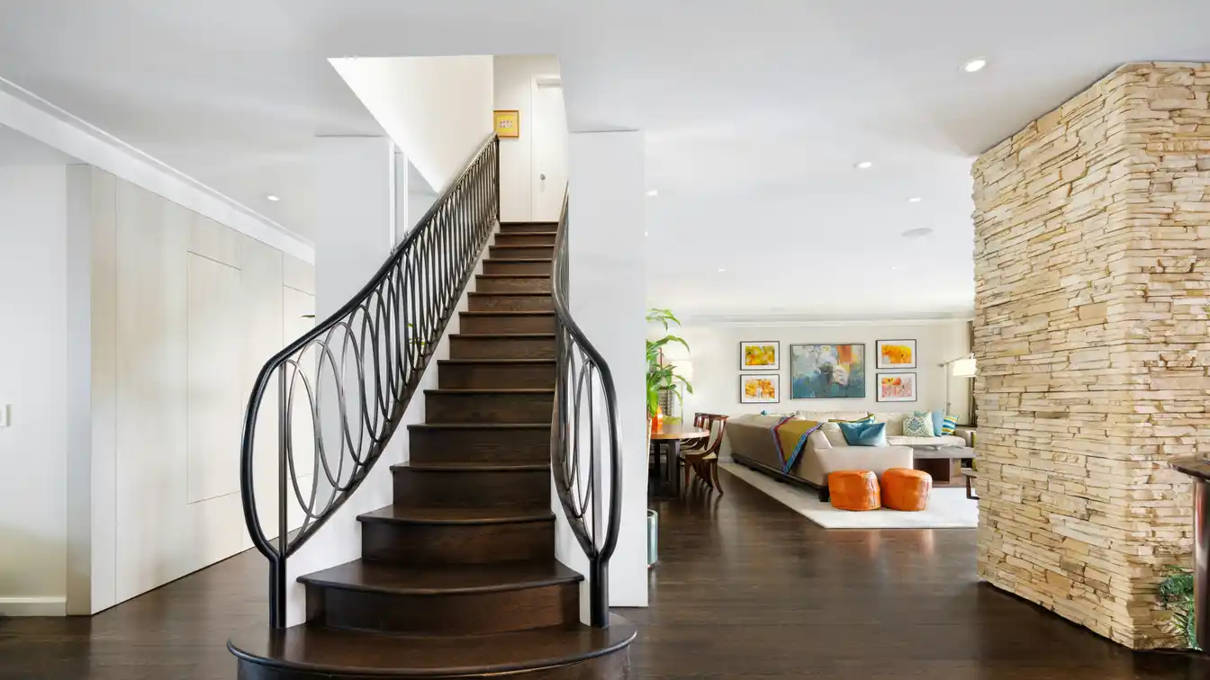 Huge Townhouse-like Duplex