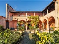 STATELY PROPERTY ON THE VERDANT HILLS OF CAREGGI