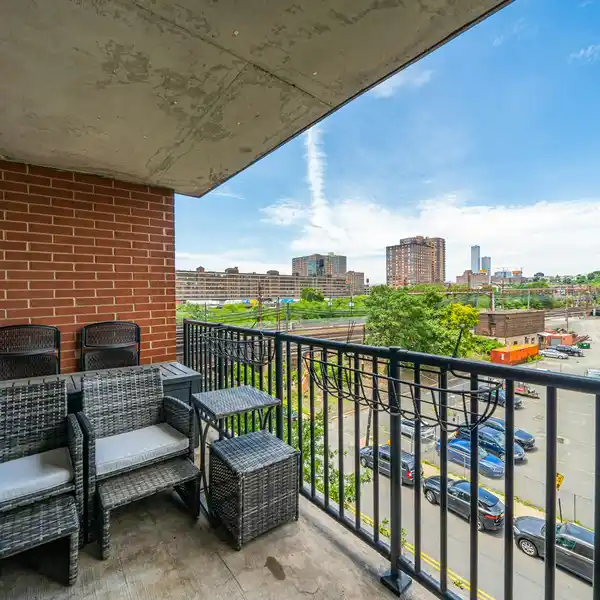 GOURMET KITCHEN WITH GRANITE COUNTERS & BREAKFAST BAR
