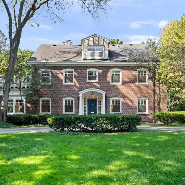ELEGANT GEORGIAN HOME WITH TIMELESS ARCHITECTURAL GRACE