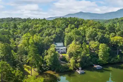 Idyllic Lakefront Home