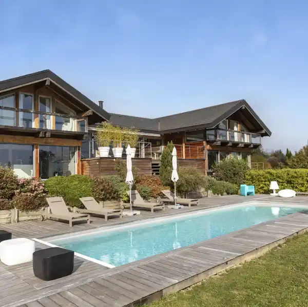 ARCHITECT-DESIGNED VILLA WITH LAKE VIEWS AND HEATED POOL