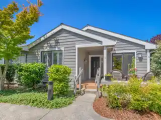 Beautifully Maintained End Unit in Coveted Drakes View Circle