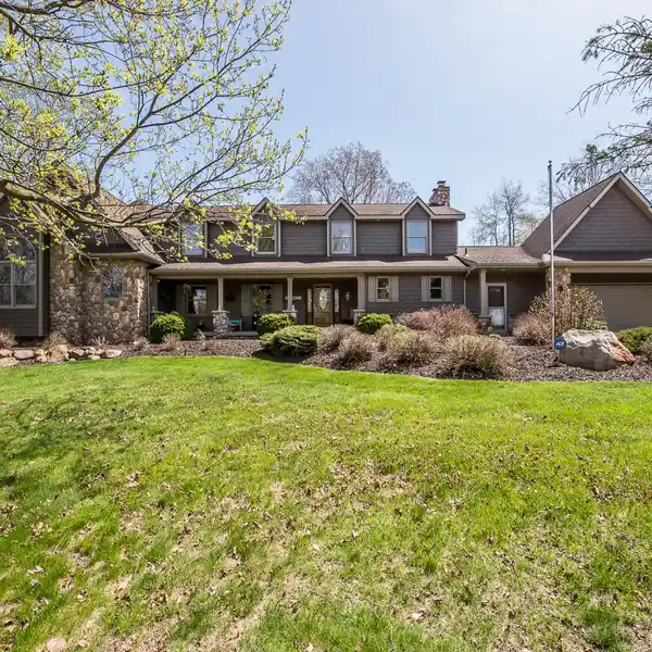 EXECUTIVE FIVE-ACRE RETREAT