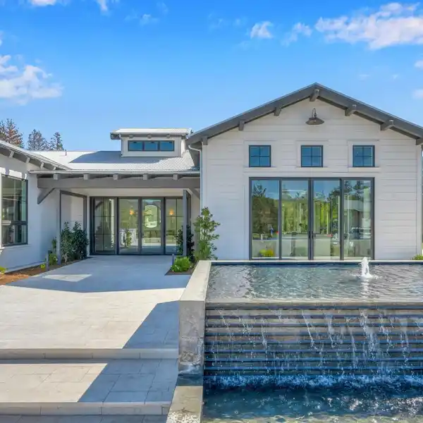 METICULOUSLY DESIGNED EIGHT-PLUS-ACRE LUXURY ESTATE