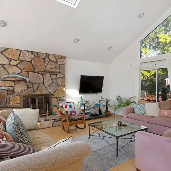 STRIKING CONTEMPORARY RENTAL IN A PRIVATE SETTING