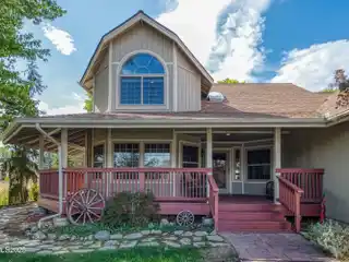 Country Charm Close to Everything