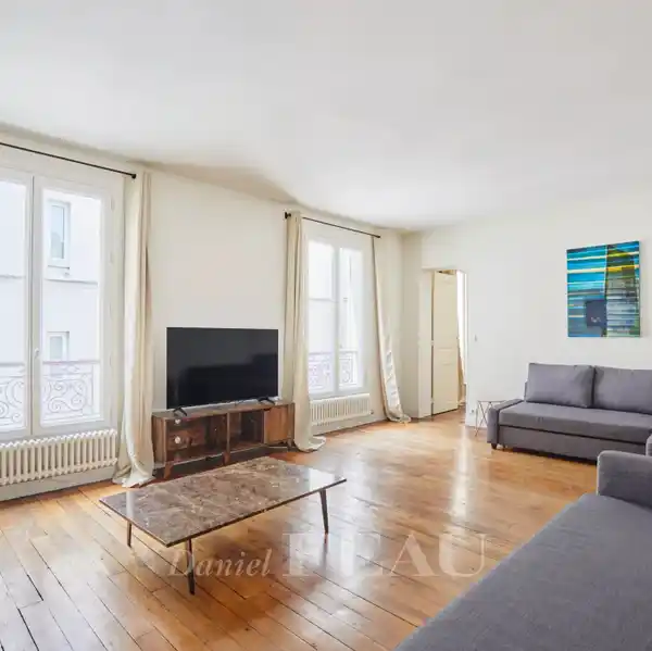 PEACEFUL DUAL-ASPECT APARTMENT