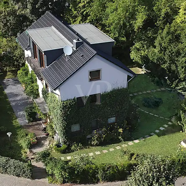 MAGNIFICENT HOME IN AN ENCHANTING SETTING