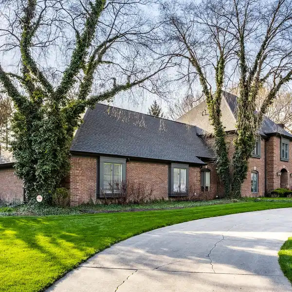 TIMELESS, TRADITIONAL HOME BUILT BY LEONARD WATSON