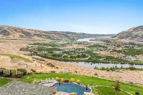 Gorgeous Custom Built Home Overlooking the Columbia River