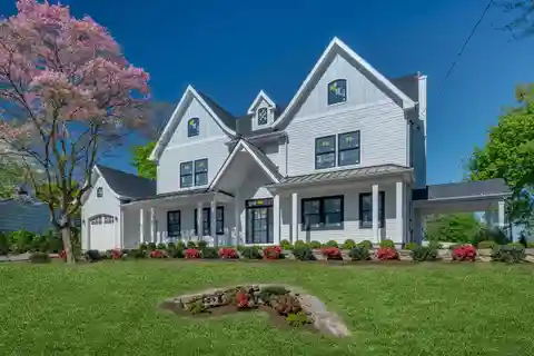 Extraordinary New Construction in a Prime Location