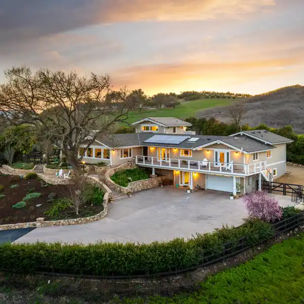 STUNNING FIVE-ACRE HILLTOP RANCH